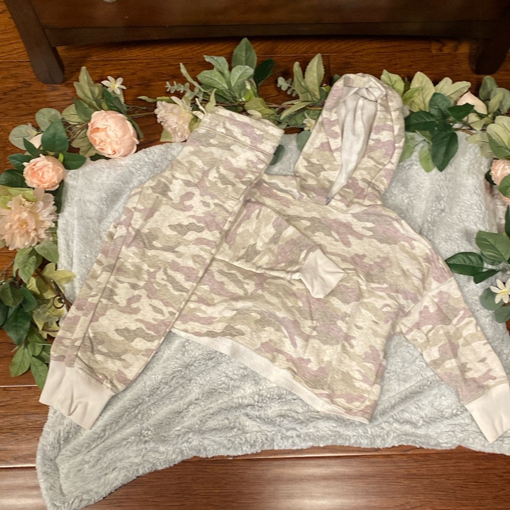 Old Navy sweatsuit size  XS girls in purple and tan camouflage print